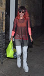 Lily Allen en Londres con el pelo negro y rojo