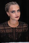Cara Delevingne con un beauty look de corona de trenzas