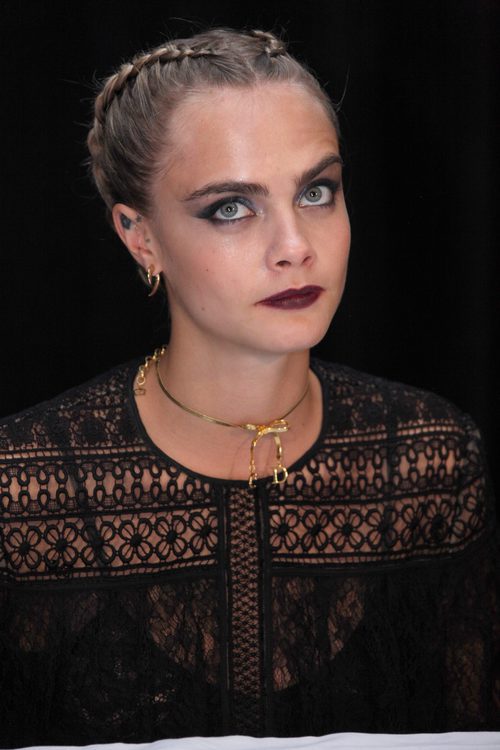 Cara Delevingne con un beauty look de corona de trenzas