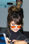 Selena Gomez con gafas naranjas en Tokio