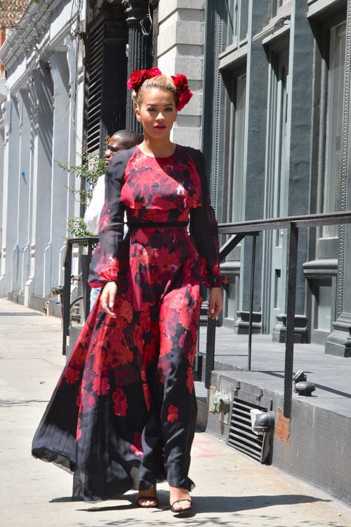 Rita Ora con flores en Nueva York