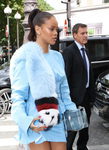Rihanna en Paris de azul