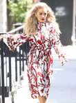 Rita Ora paseando por Nueva York con el pelo cardado