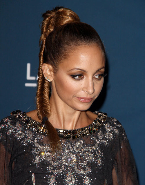 Nicole Richie en la gala 'LACMA Art and Film' con una trenza de espiga
