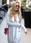 Rita Ora paseando por Nueva York con gafas de sol naranjas
