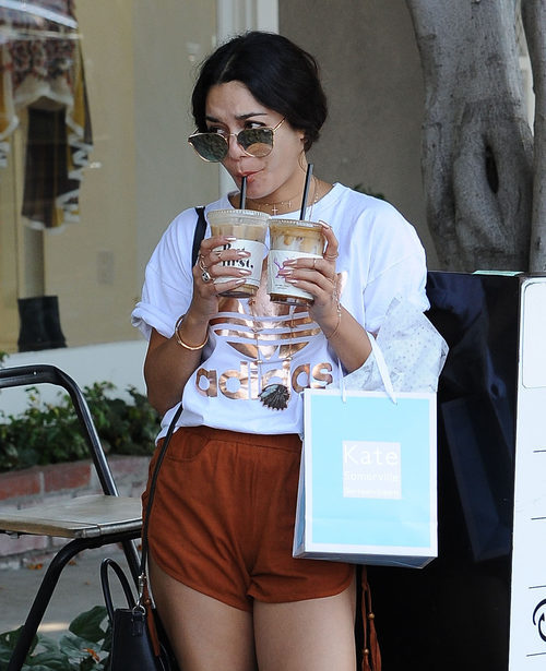 Vanessa Hudgens bebiendo café en West Hollywood
