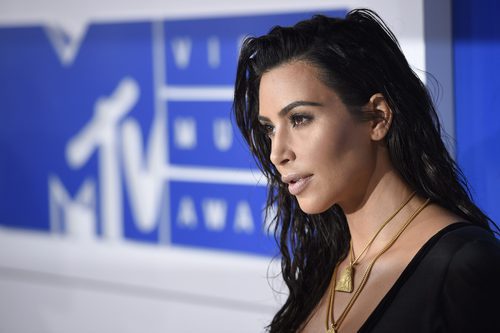 Kim Kardashian posando en los VMAs