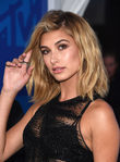 Hailey Baldwin posando en los VMAs