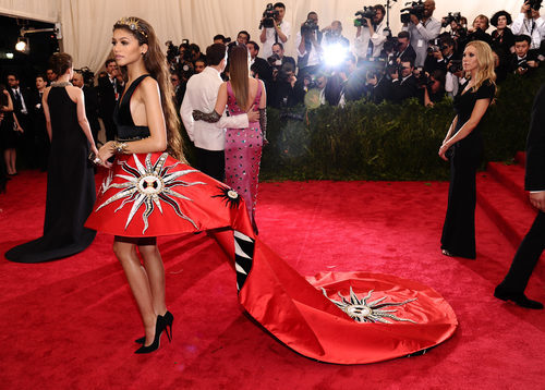 Zendaya en la gala MET 2015 con una melena ondulada