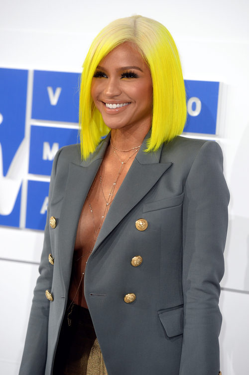 Cassie en los VMAs con el pelo amarillo