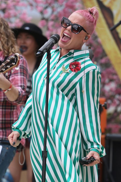 Pink actuando en Hollywood Boulevard