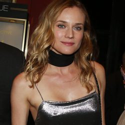 Diane Kruger con la melena ondulada y delineado en sombra