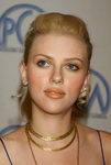 Scarlett Johansson con un pintalabios naranja