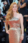 Amy Adams con una melena pelirroja ondulada