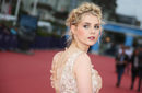 Lucy Boynton con una trenza de diadema