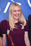 Dakota Fanning con sombra de ojos amarilla
