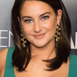 Shailene Woodley con mirada felina en la premiere de 'Snowden'