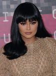 Kylie Jenner con el pelo negro brillante y flequillo