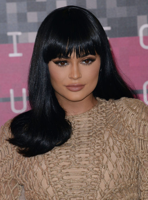 Kylie Jenner con el pelo negro brillante y flequillo