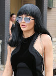Kylie Jenner con gafas de sol y flequillo