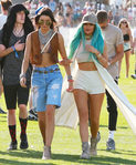 Kylie Jenner con el pelo azul y una gorra marrón