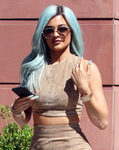 Kylie Jenner con una peluca de pelo azul