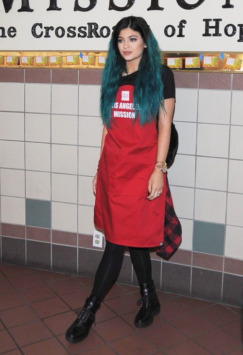 Kylie Jenner con el pelo turquesa y extensiones