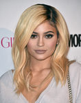 Kylie Jenner con el pelo color miel
