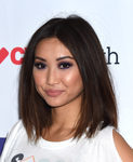 Brenda Song con un look en tonos violetas