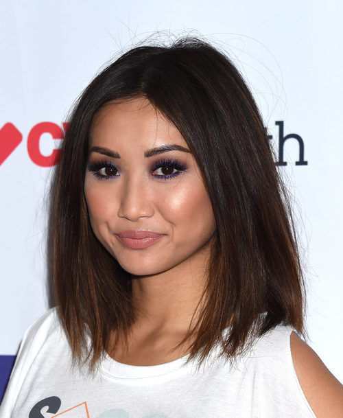 Brenda Song con un look en tonos violetas