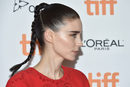 Rooney Mara con una fina trenza
