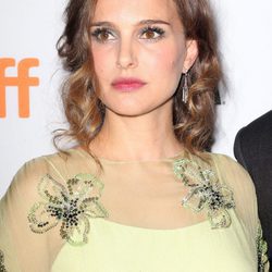 Natalie Portman con un peinado encrespado