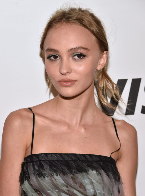 Lily Rose Depp con un peinado sin volumen