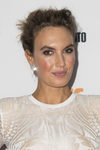 Elizabeth Chambers con un tupé encrespado
