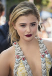 Chloë Grace Moretz con los labios burdeos