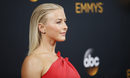 Julianne Hough con el pelo peinado hacia atrás