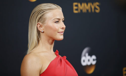 Julianne Hough con el pelo peinado hacia atrás