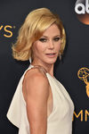 Julie Bowen con el pelo tieso hacia atrás