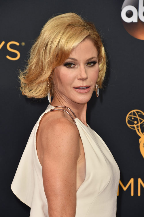 Julie Bowen con el pelo tieso hacia atrás