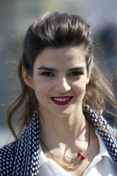 Clara Lago con una coleta ondulada y tupé en la 63 edición del Festival de San Sebastián