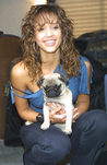 Jessica Alba con el pelo rizado con espuma y flequillo