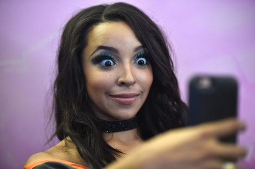 Tinashe con un smokey eye sin dfuminar