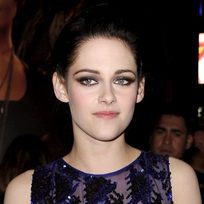 Kristen Stewart realza su palidez