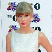 Taylor Swift y su recogido con flequillo