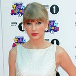 Taylor Swift y su recogido con flequillo