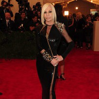 La melena 'midi' de Donatella Versace