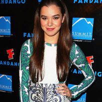 Hailee Steinfeld y la manicura 'Pop-Art'