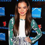 Hailee Steinfeld y la manicura 'Pop-Art'