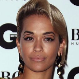 Rita Ora y su look efecto 'dobles cejas'