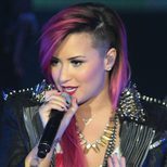 Demi Lovato con el pelo rapado a un lado
